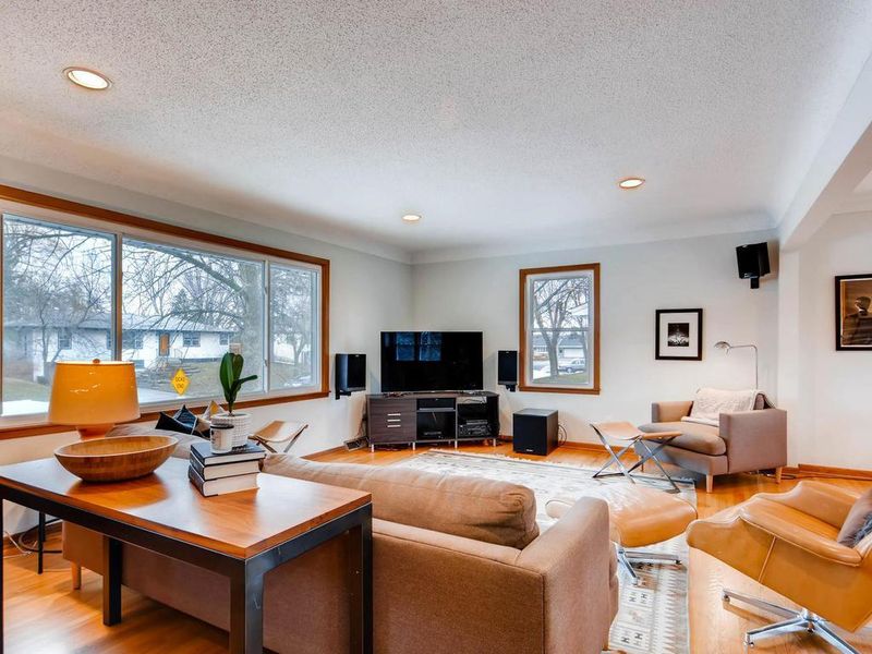 372 Maple Lane Ct, Roseville, MN 55113