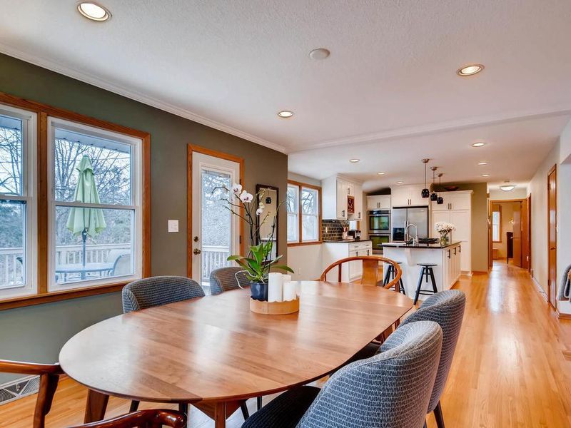 372 Maple Lane Ct, Roseville, MN 55113