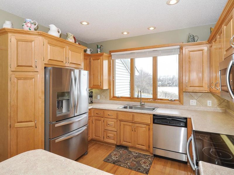 9651 Annapolis Ln N, Maple Grove, MN 55369