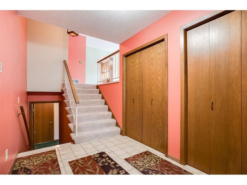 6675 Upper 28th St N, Oakdale, MN 55128
