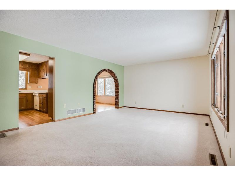 6675 Upper 28th St N, Oakdale, MN 55128