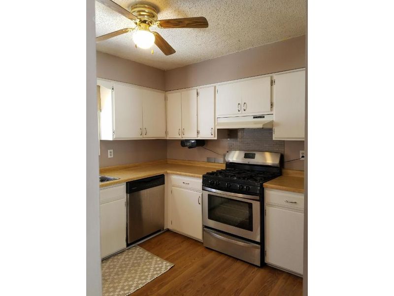 1412 Valley View Rd, Chaska, MN 55318