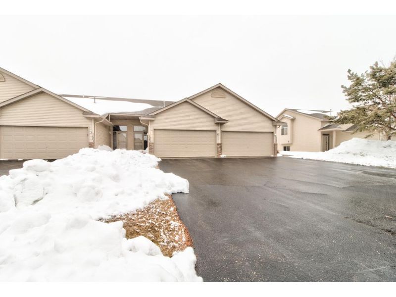 1043 Honeysuckle Ln SE, Cambridge, MN 55008