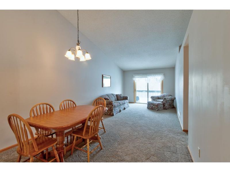 1043 Honeysuckle Ln SE, Cambridge, MN 55008
