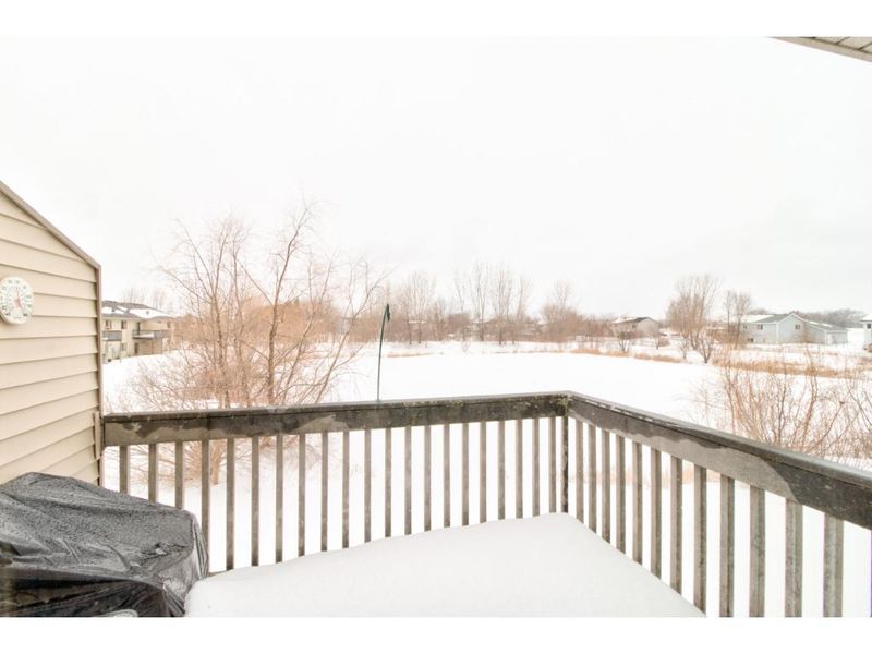 1043 Honeysuckle Ln SE, Cambridge, MN 55008