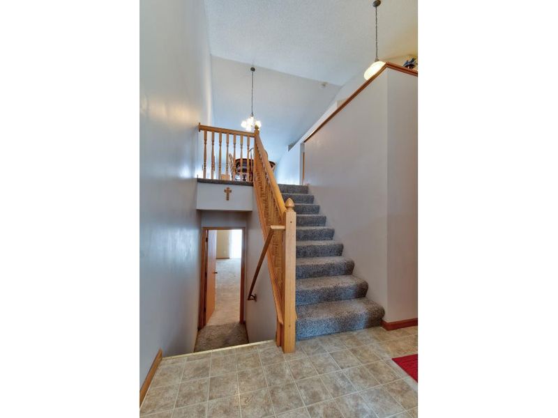 1043 Honeysuckle Ln SE, Cambridge, MN 55008