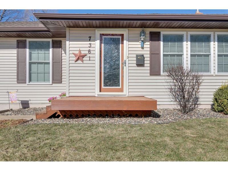 7361 Craig Ave E, Inver Grove Heights, MN 55076