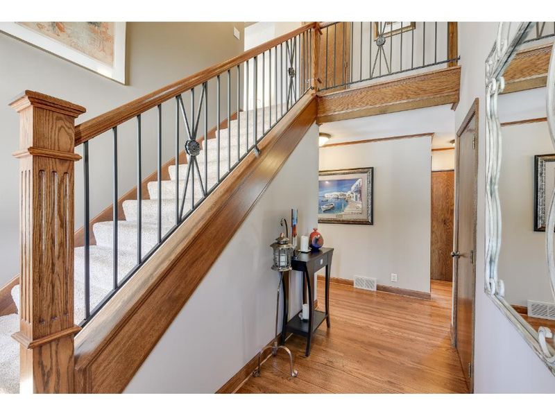 1975 Hilldale Dr, Shakopee, MN 55379