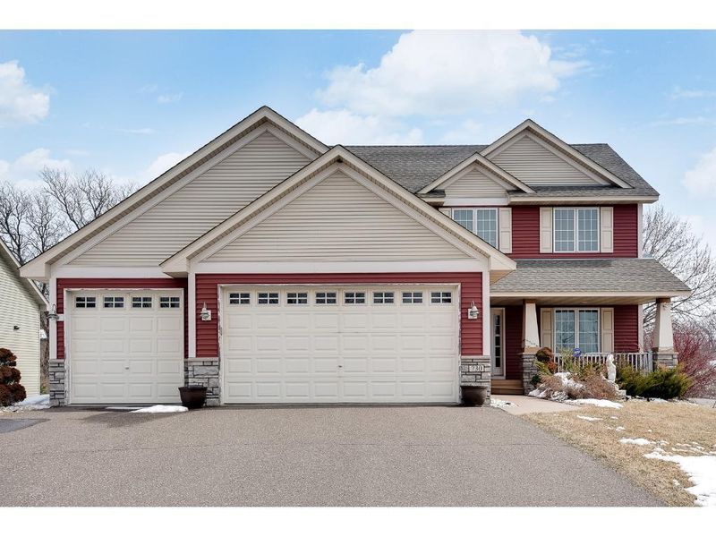 730 Crestview Dr N, Maplewood, MN 55119