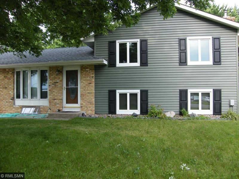 927 Gardenview Dr, Apple Valley, MN 55124