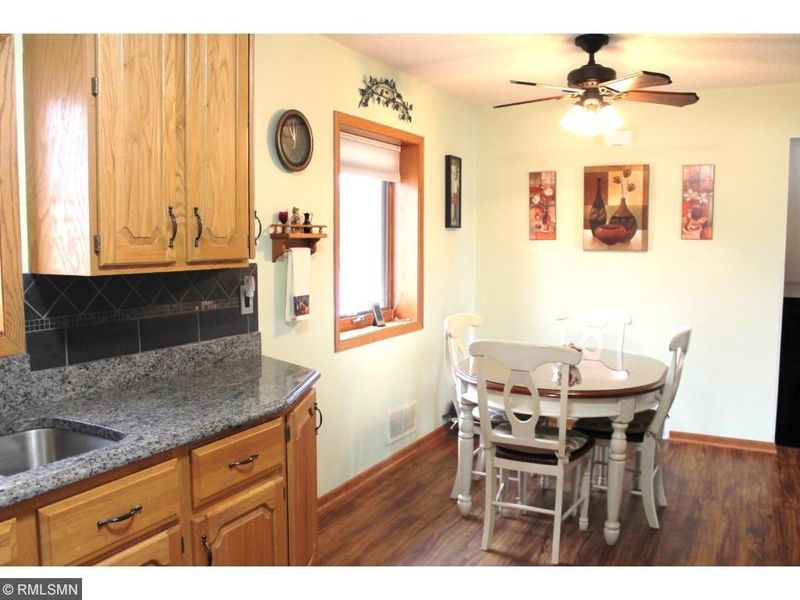 927 Gardenview Dr, Apple Valley, MN 55124