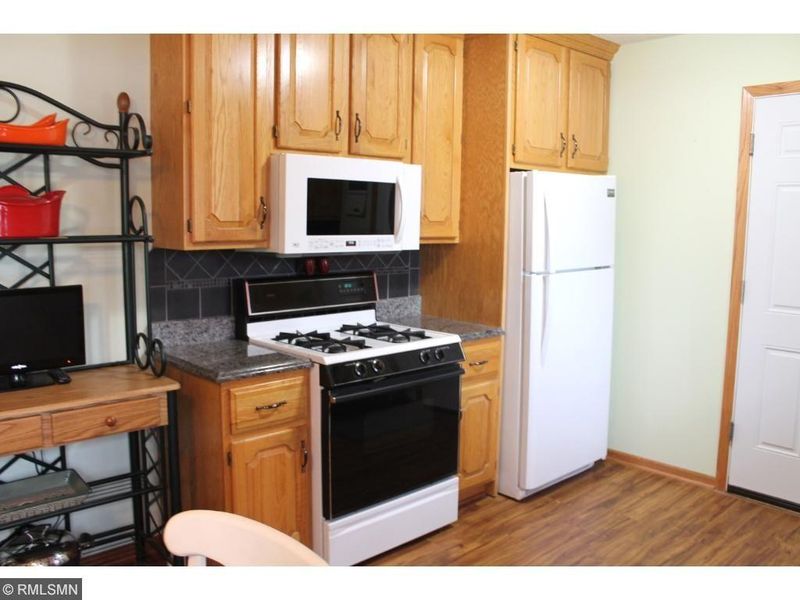 927 Gardenview Dr, Apple Valley, MN 55124