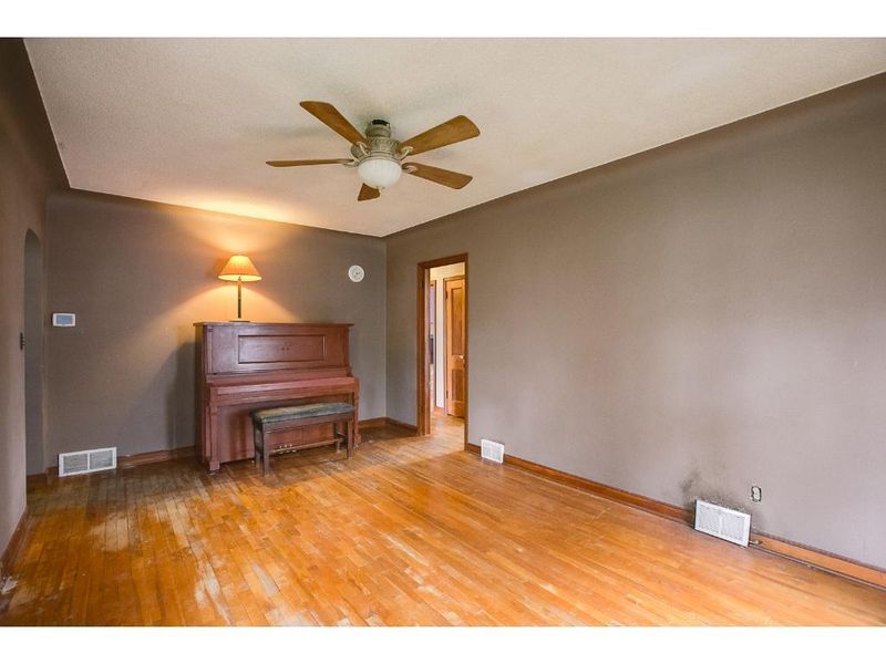 927 Iowa Ave W, Saint Paul, MN 55117