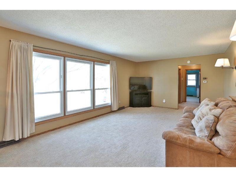 2405 W 139th St, Burnsville, MN 55337