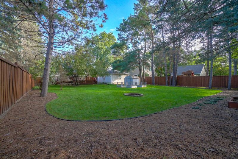 1072 Ruggles St, Roseville, MN 55113