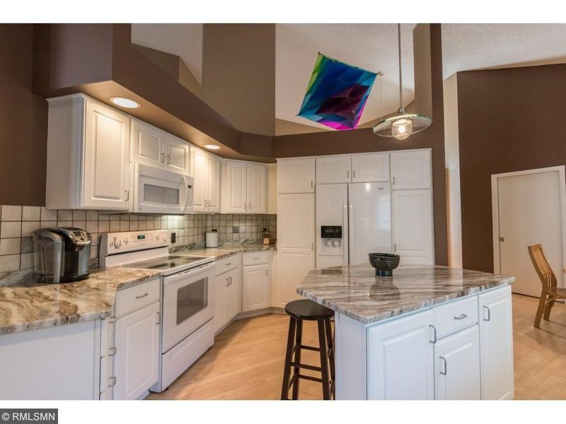 517 Wildflower, Burnsville, MN 55306