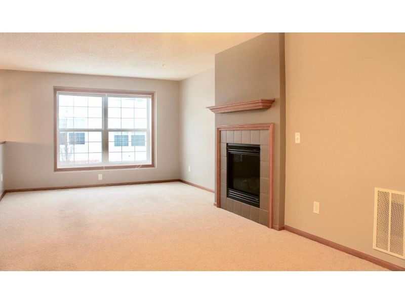 925 Ledgestone Dr, Mahtomedi, MN 55115
