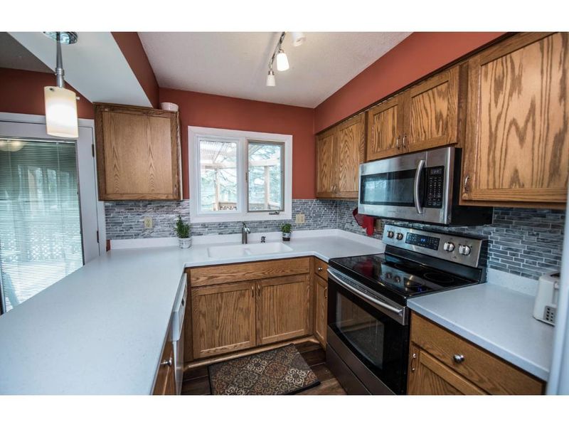 8157 103rd St W, Bloomington, MN 55438