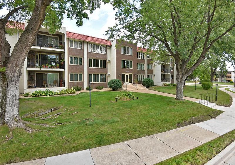 4401 Parklawn Ave #206, Edina, MN 55435