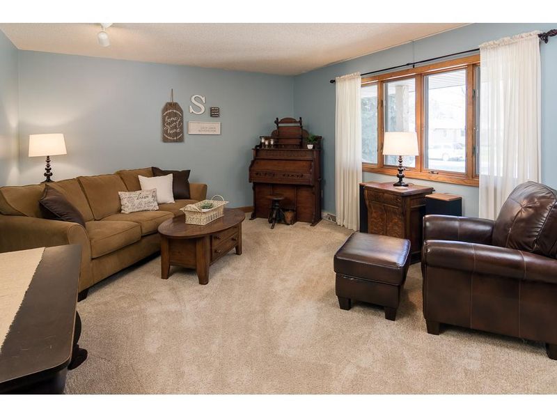 670 Hennes Ave, Shakopee, MN 55379