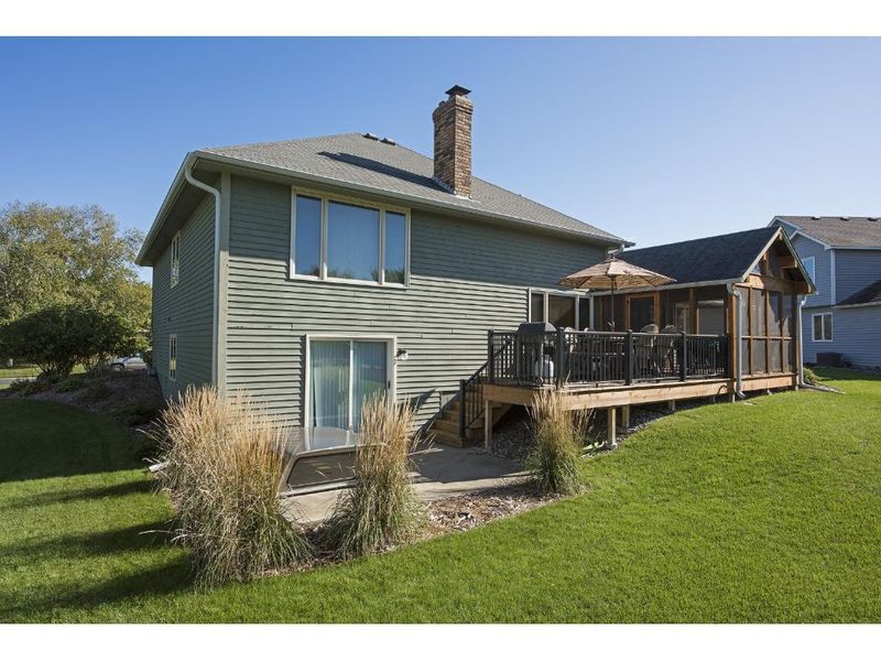 18585 Maple Leaf Dr, Eden Prairie, MN 55346