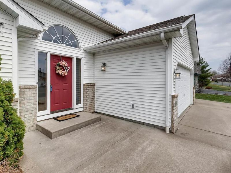 6194 259th St, Wyoming, MN 55092