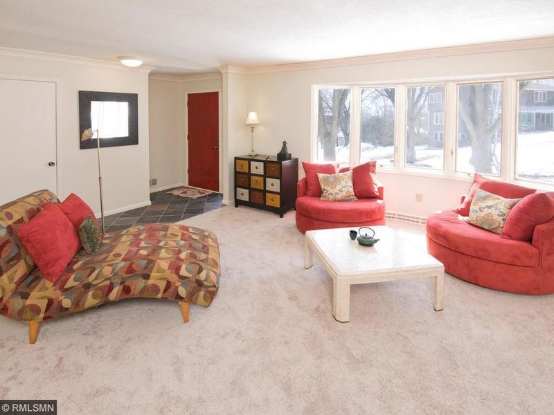 1419 Crest Dr, Chaska, MN 55318