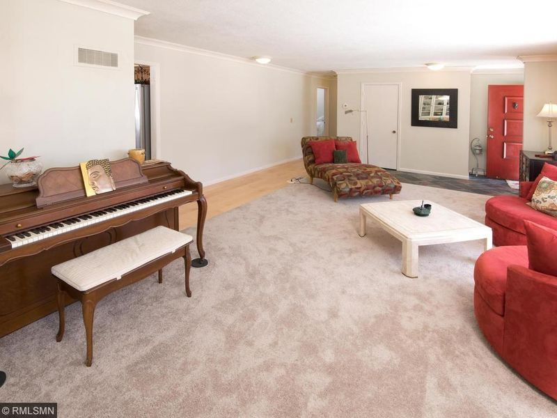 1419 Crest Dr, Chaska, MN 55318