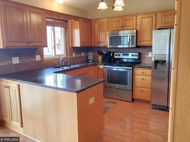 1072 Bonnieview Cir, Woodbury, MN 55129