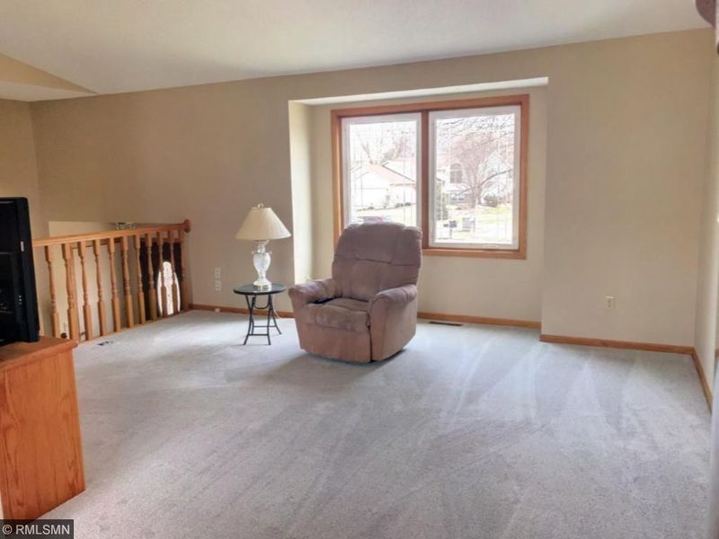 1072 Bonnieview Cir, Woodbury, MN 55129