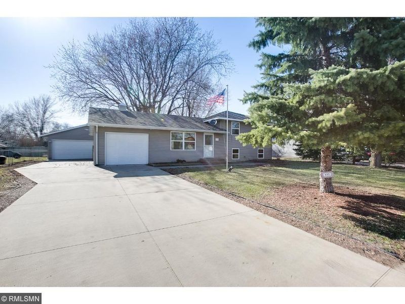 132 Hayes Rd, Apple Valley, MN 55124