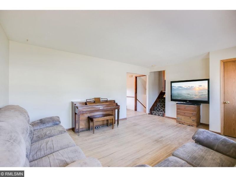 132 Hayes Rd, Apple Valley, MN 55124