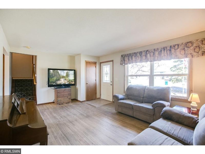 132 Hayes Rd, Apple Valley, MN 55124