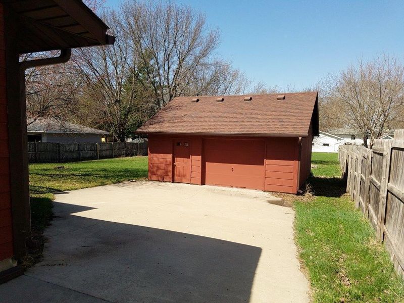 108 10th Ave SE, Faribault, MN 55021