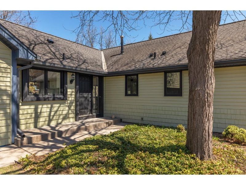 9210 Fawnridge Cir, Bloomington, MN 55437