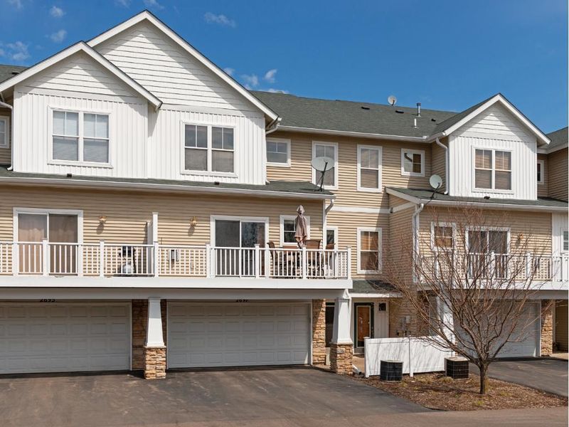2697 New Century Ln, Maplewood, MN 55119