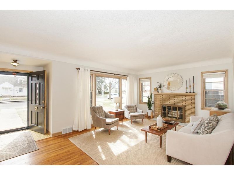 4221 Zenith Ave N, Robbinsdale, MN 55422
