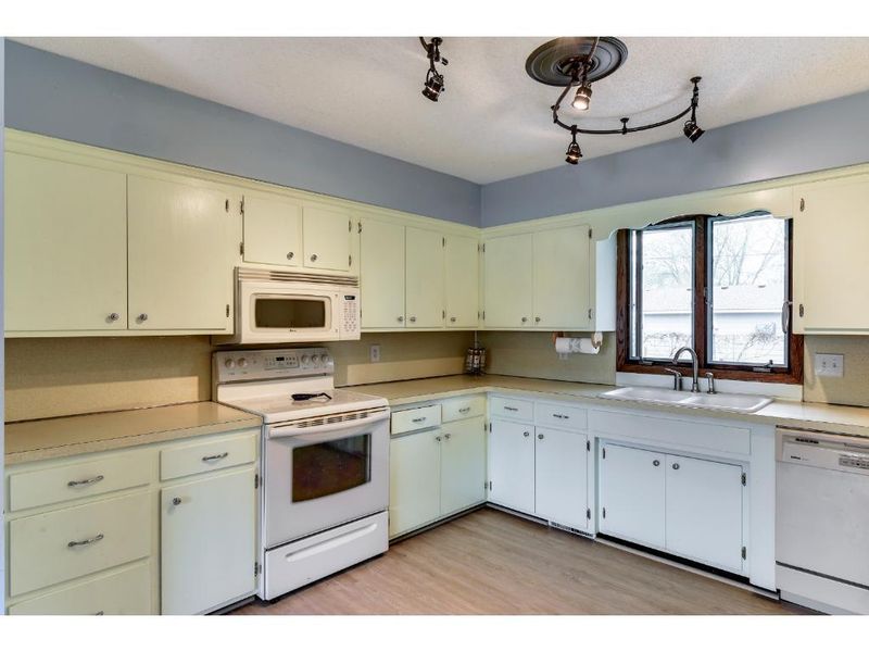 1064 Miller St S, Shakopee, MN 55379