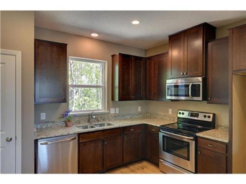 8704 Granite Cir, Woodbury, MN 55129