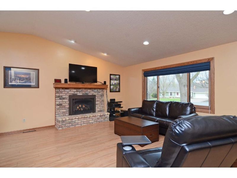 11359 Windrow Dr, Eden Prairie, MN 55344