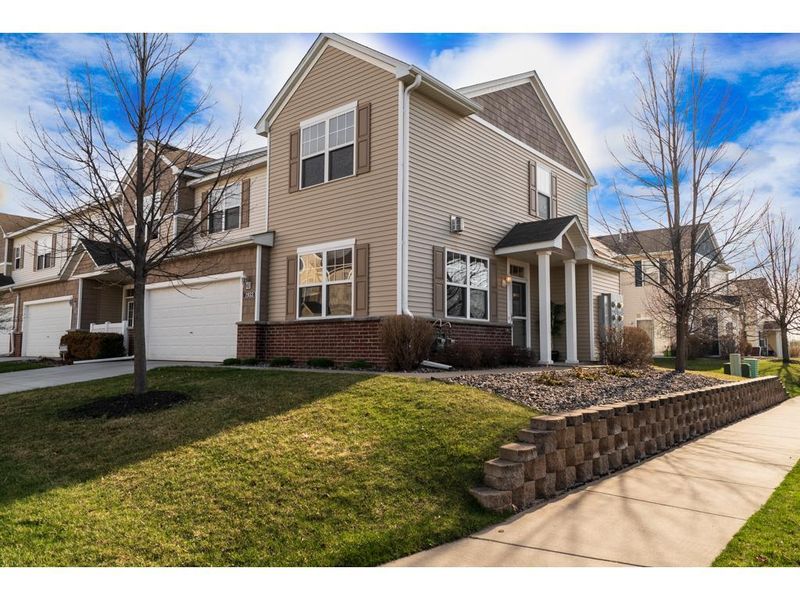 1933 Sierra Dr #1604, Hastings, MN 55033