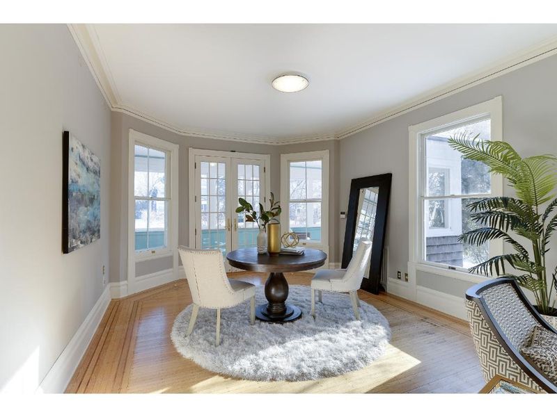 2016 Kenwood Pw, Minneapolis, MN 55405