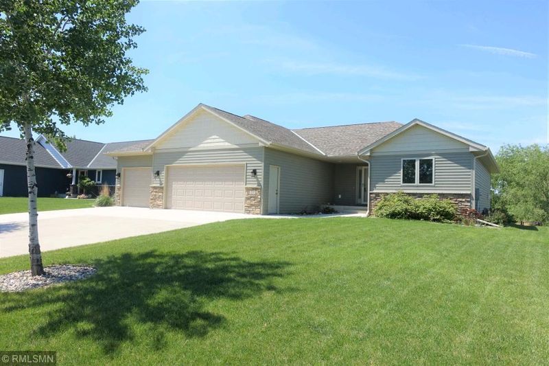 430 Ottawa Ave SE, Hutchinson, MN 55350