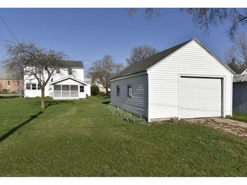 119 3rd Ave N, Waldorf, MN 56091