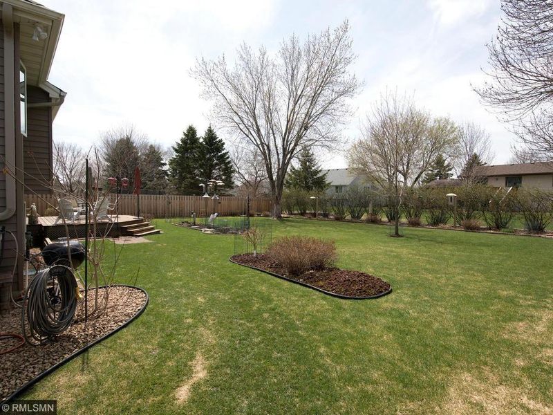 330 Jesse James Ln, Mahtomedi, MN 55115