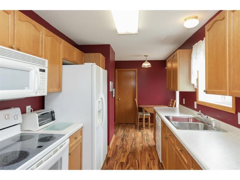13421 Settlers Ridge Ct, Burnsville, MN 55337