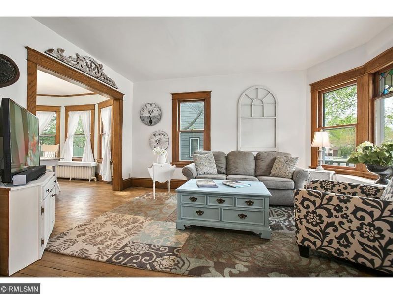 606 W 1st St, Chaska, MN 55318
