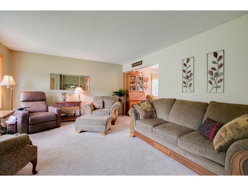 5001 Overlook Dr, Bloomington, MN 55437