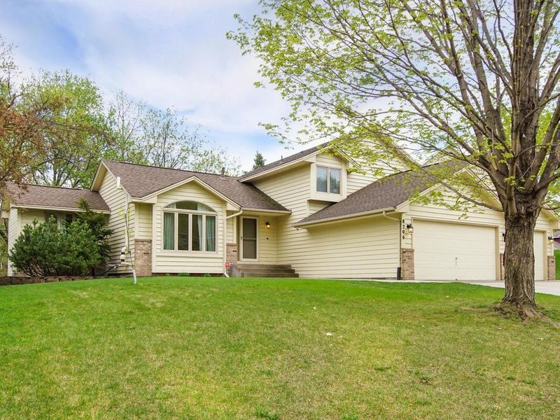 8206 Orchid Ln N, Maple Grove, MN 55311