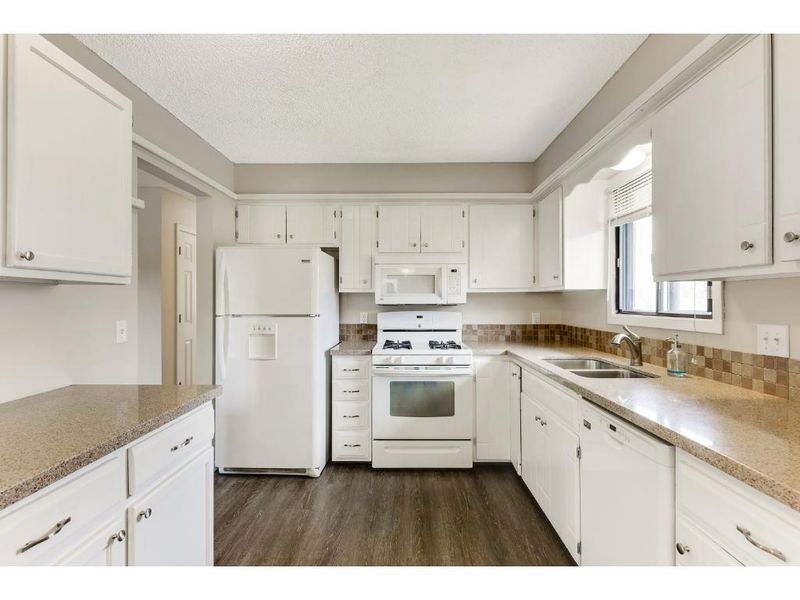501 Highland Dr, Chanhassen, MN 55317